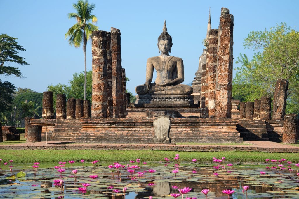 Tempelanlage mit Buddha in Sukhothai, Thailand